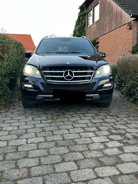 Gebraucht Mercedes ML350 Edition 231 PS (169 kW) 2011 Schwarz SUV