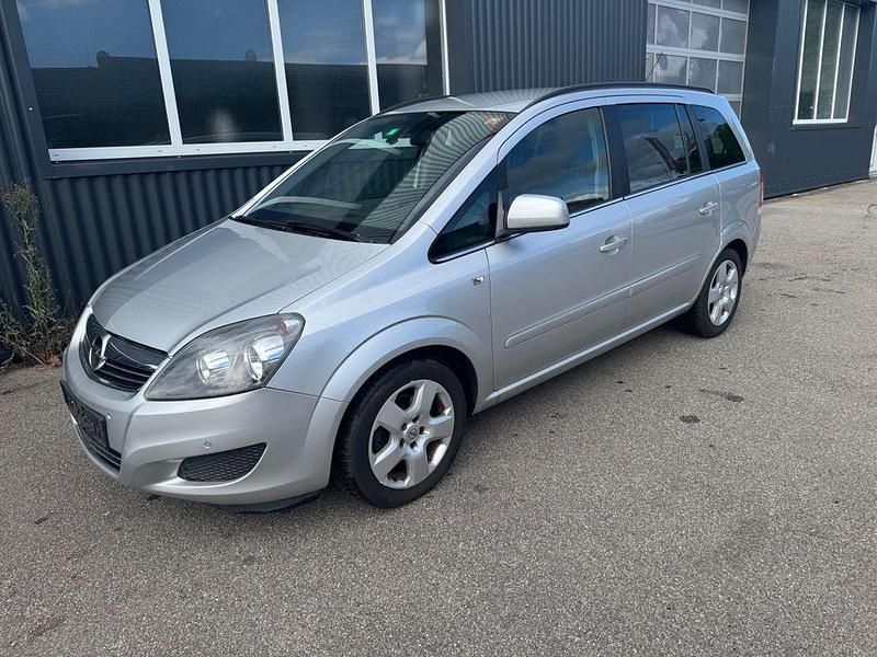 Silber Gebraucht 2011 Opel Zafira Design Edition Van / Kleinbus | 1.990 € (Fairer Preis) - Bild 1/4