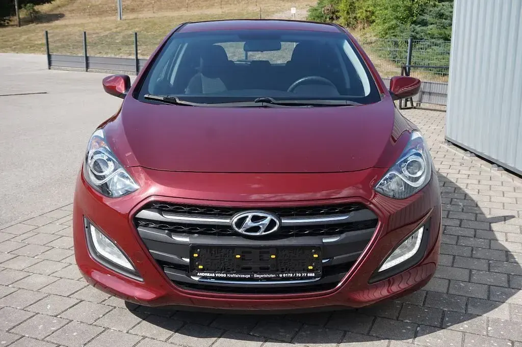 Gebraucht Hyundai i30 Classic 101 PS (74 kW) 2016 Rot Limousine