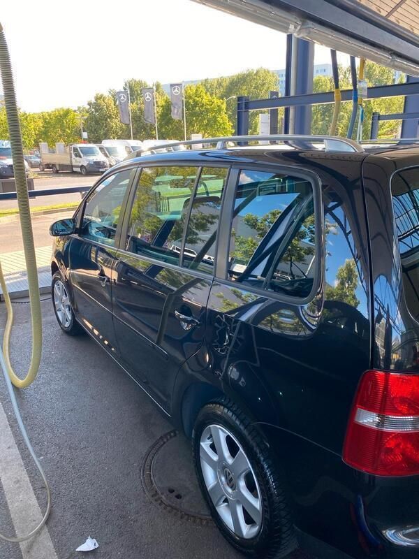 Schwarz Gebraucht 2004 VW Touran Van / Kleinbus | 4.000 € (Teuer) - Bild 1/4