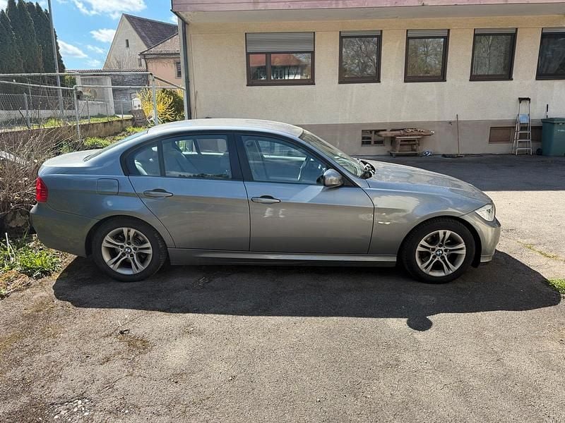 Gebraucht BMW 318 144 PS (105 kW) 2011 Silber Limousine