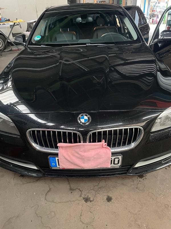 Schwarz Gebraucht 2013 BMW 520 Kombi | 7.100 € (Superpreis) - Bild 1/4