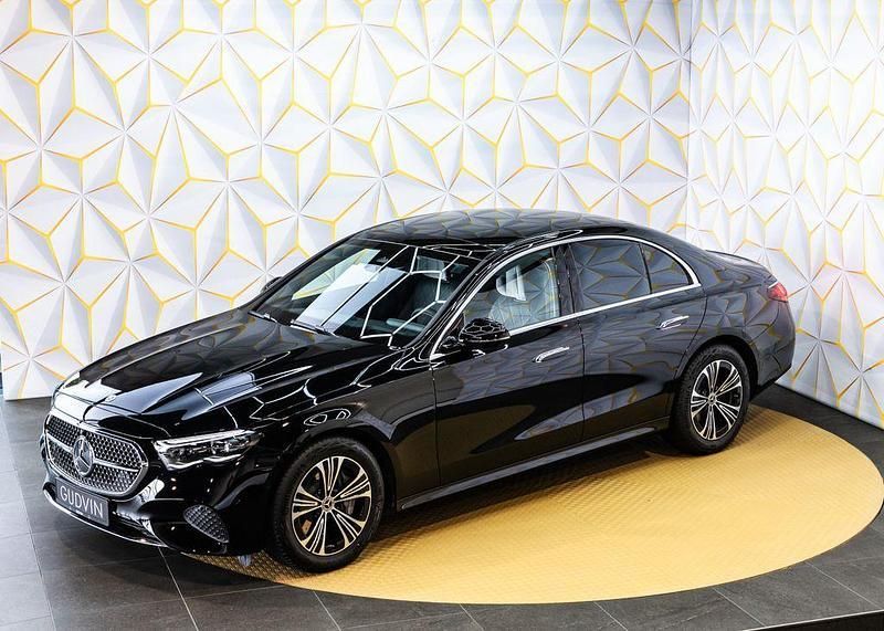 Obsidiabschwarz Gebraucht 2024 Mercedes E220 Limousine | 65.450 € - Bild 1/4