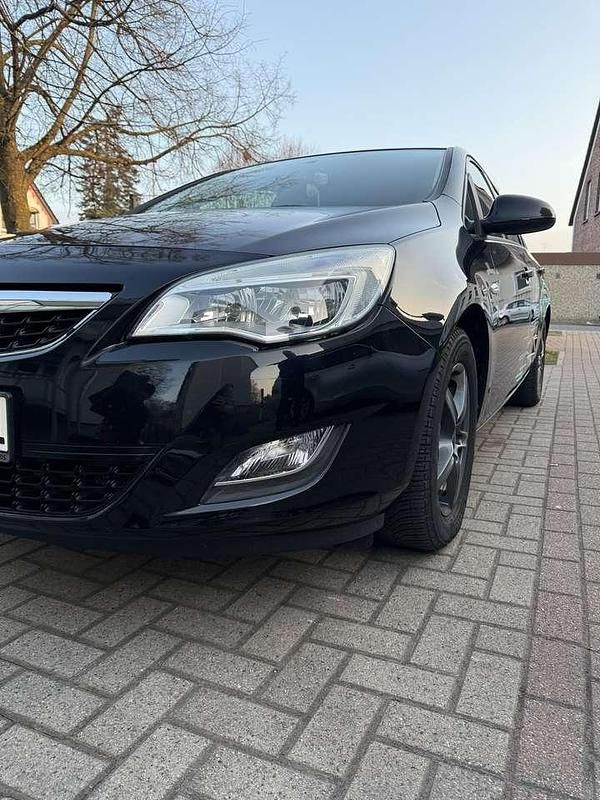 Gebraucht Opel Astra Edition 179 PS (131 kW) 2010 Schwarz Limousine