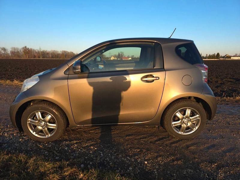 Gebraucht Toyota iQ 68 PS (50 kW) 2012 Braun Kleinwagen