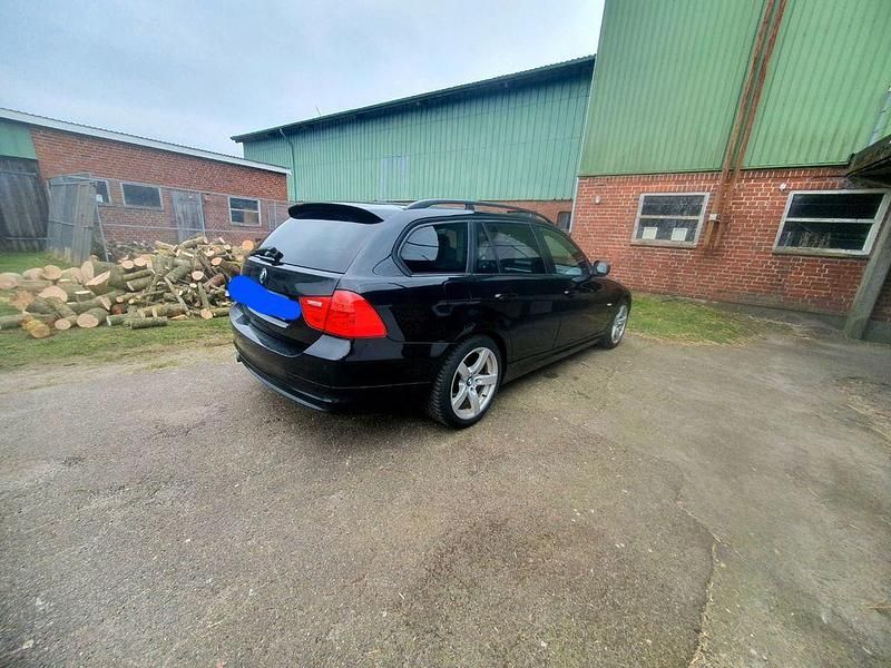 Gebraucht BMW 320 177 PS (130 kW) 2009 Schwarz Kombi