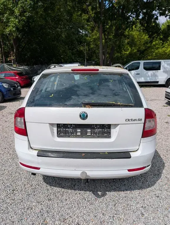Używany Skoda Octavia 105 KM (77 kW) 2012 Biały Sedan/Limuzyna