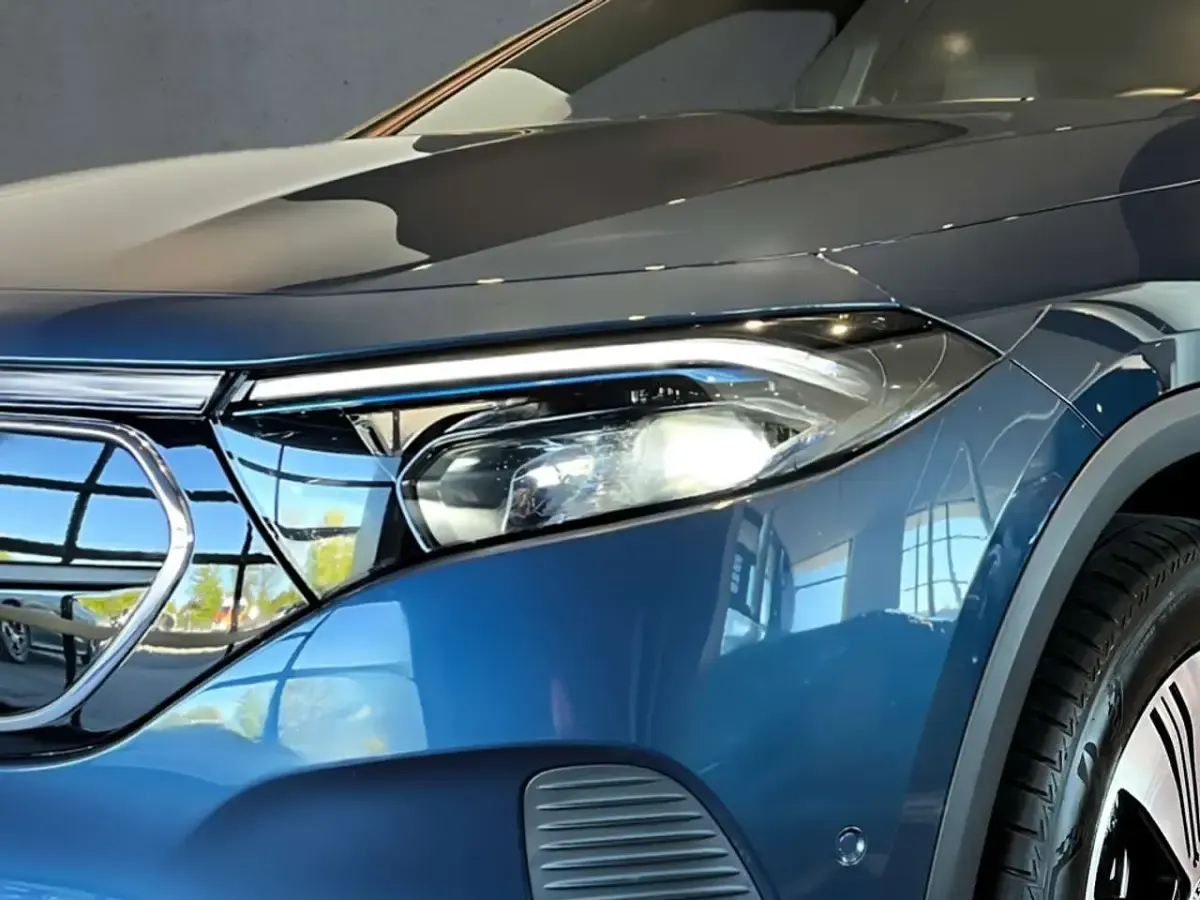 Second-hand Mercedes EQA250 Progressive 139 kW (190 CP) 2023 Albastru SUV
