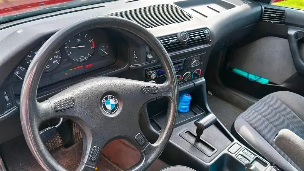 Używany BMW 520 129 KM (94 kW) 1990 Czerwony Sedan/Limuzyna