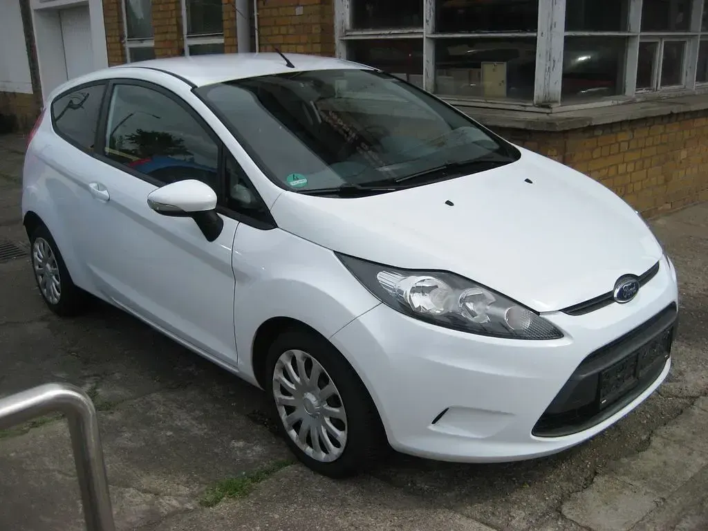 Gebraucht Ford Fiesta 60 PS (44 kW) 2009 Weiß Kleinwagen