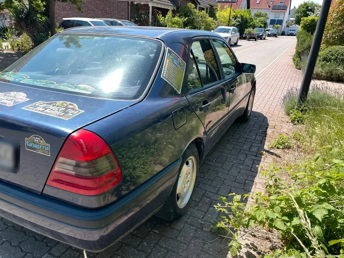 Gebraucht Mercedes C180 122 PS (89 kW) 1997 Blau Limousine