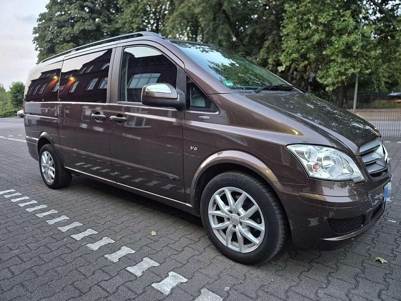 Braun Gebraucht 2012 Mercedes Viano Van / Kleinbus | 21.900 € (Teuer) - Bild 1/4