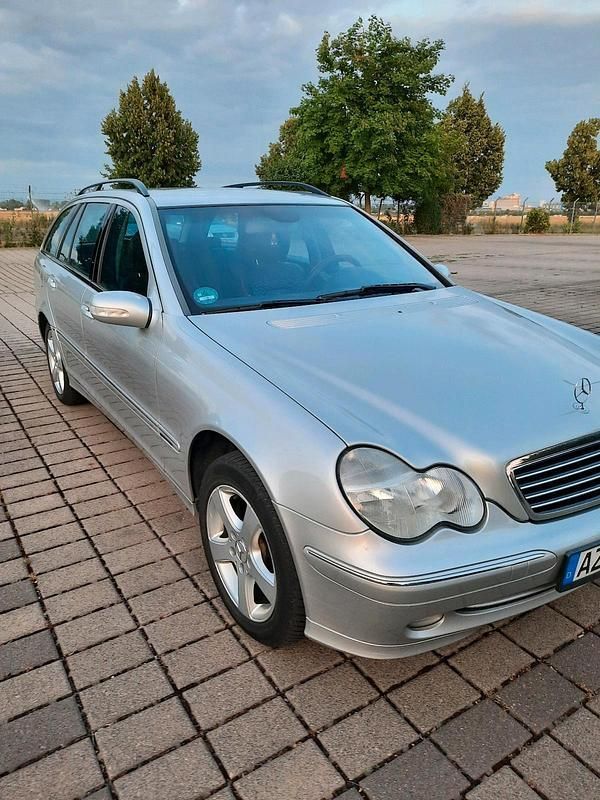 Silber Gebraucht 2005 Mercedes C240 Avantgarde Kombi | 5.555 € - Bild 1/4