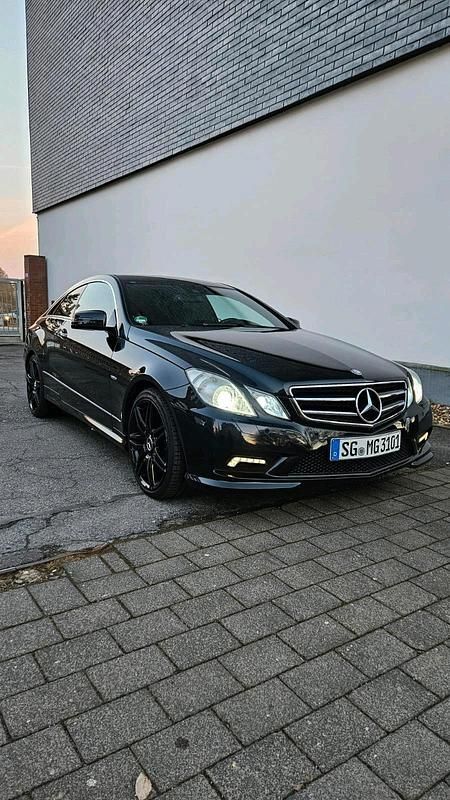Schwarz Gebraucht 2011 Mercedes E350 AMG Coupé | 12.400 € (Fairer Preis) - Bild 1/4