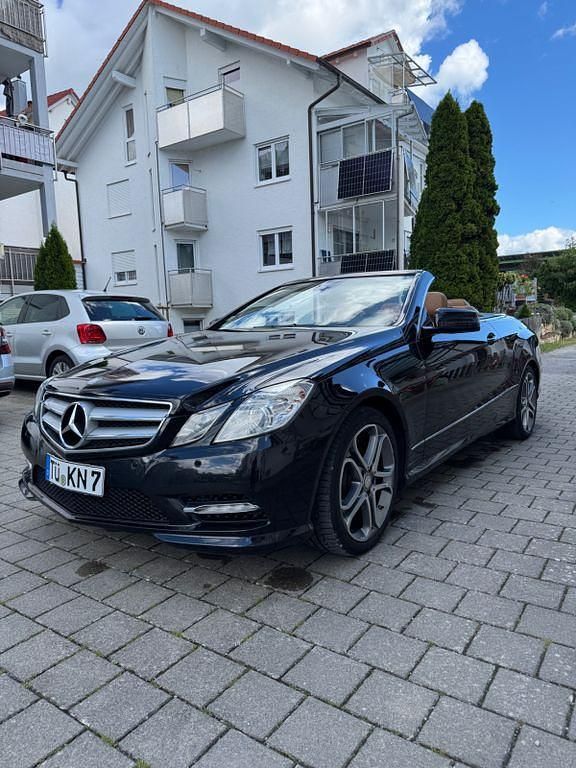 Schwarz Gebraucht 2012 Mercedes E220 AMG Cabrio | 12.840 € (Fairer Preis) - Bild 1/4