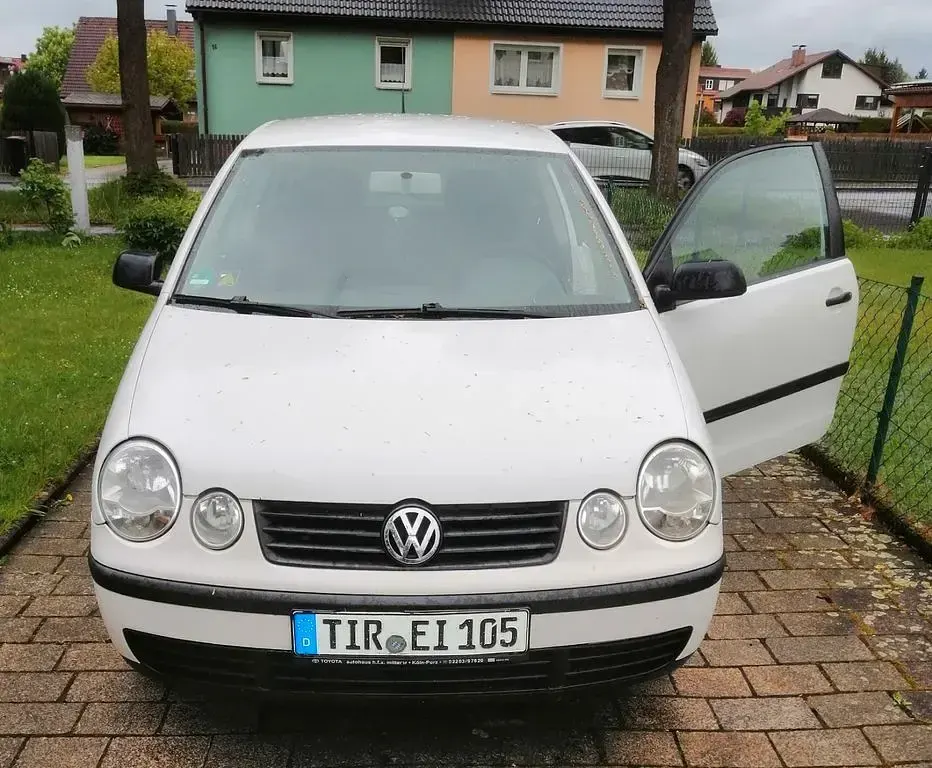 Używany VW Polo Basis 75 KM (55 kW) 2003 Biały Sedan/Limuzyna