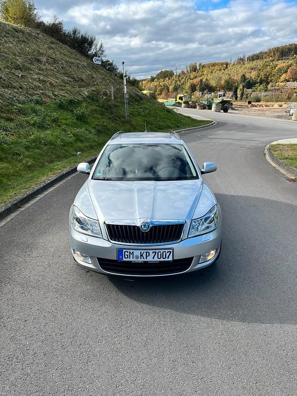 Grau Gebraucht 2013 Skoda Octavia Kombi | 6.600 € (Fairer Preis) - Bild 1/4