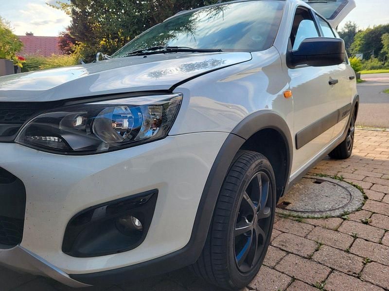 Weiß Gebraucht 2016 Lada Kalina Kleinwagen | 5.800 € (Etwas zu teuer) - Bild 1/4