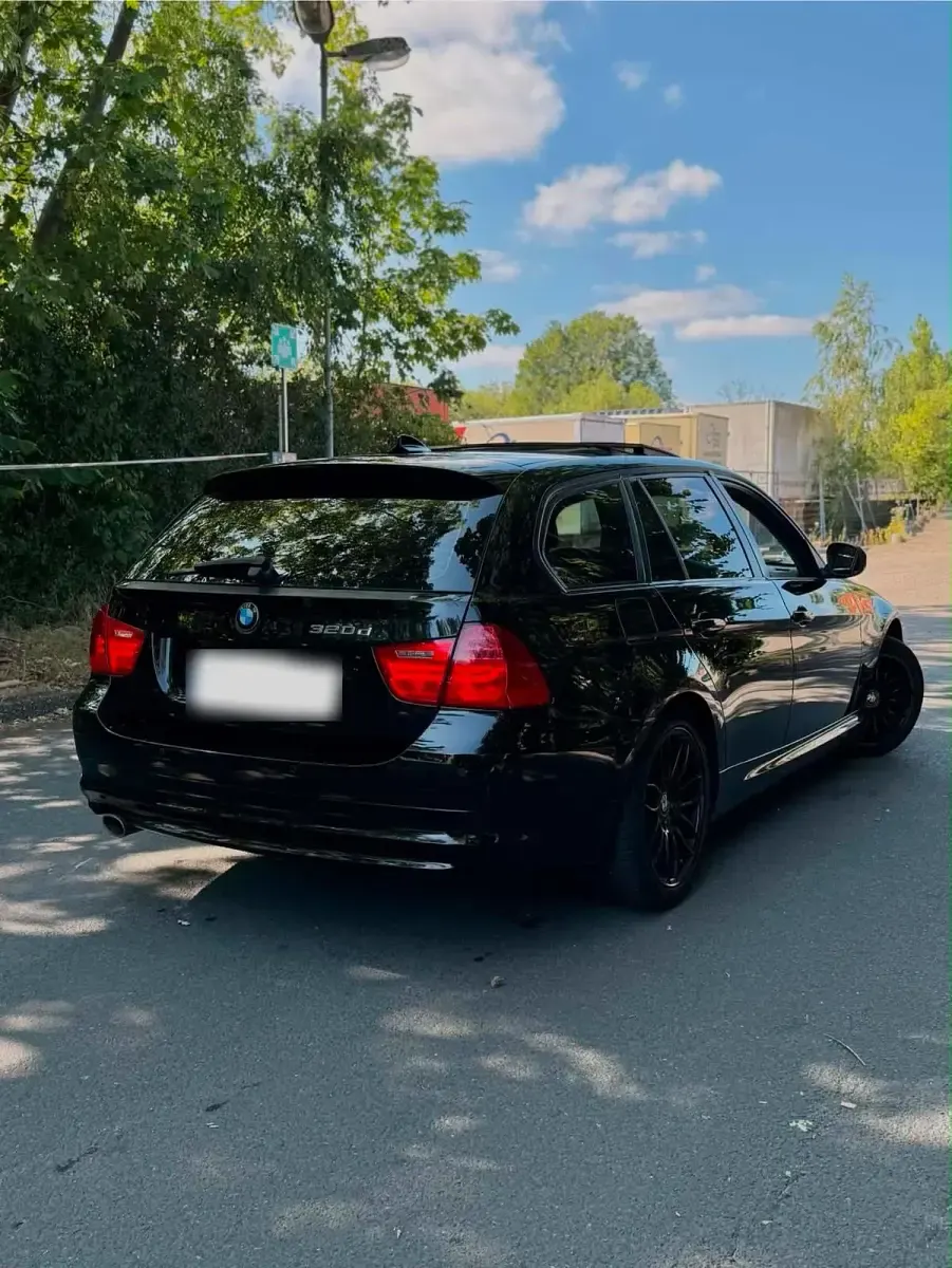 Gebraucht BMW 320 177 PS (130 kW) 2009 Schwarz Kombi