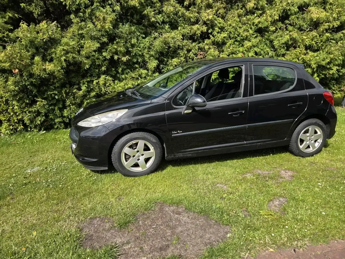 Gebraucht Peugeot 207 90 PS (66 kW) 2010 Schwarz Kleinwagen