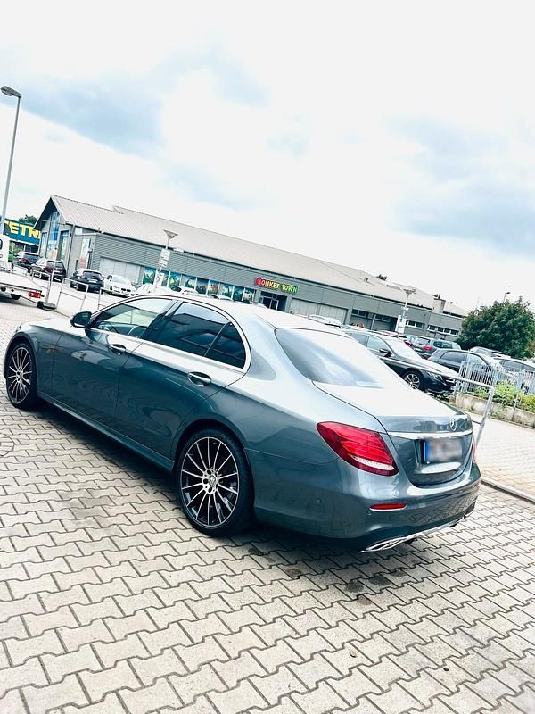 Gebraucht Mercedes E220 AMG line 194 PS (142 kW) 2016 Grau Limousine