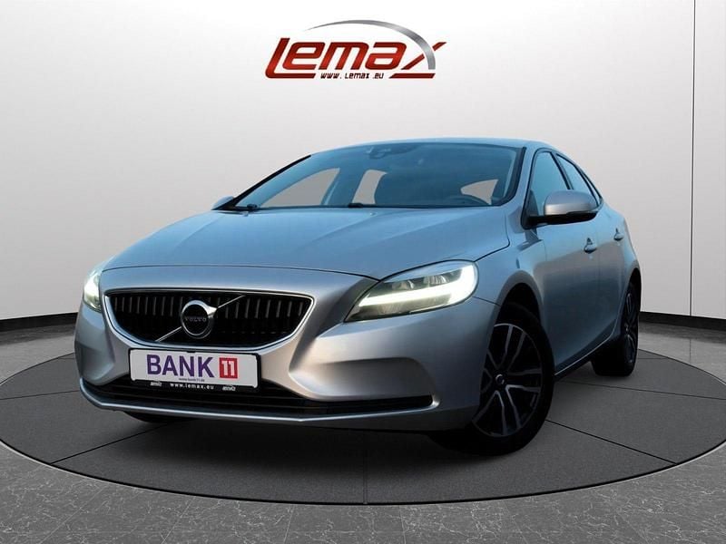 Silber Gebraucht 2019 Volvo V40 Momentum Limousine | 9.399 € (Guter Preis) - Bild 1/4