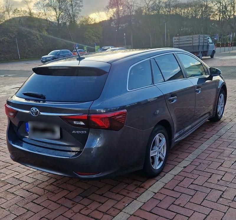 Gebraucht Toyota Avensis Executive 147 PS (108 kW) 2017 Grau Kombi