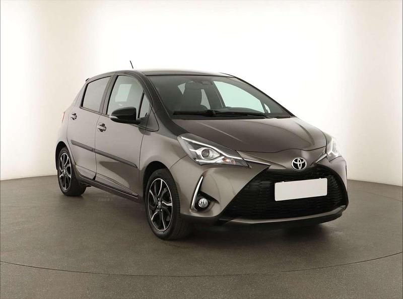 1g2/209 (metallic) Gebraucht 2017 Toyota Yaris Comfort Limousine | 13.790 € (Etwas zu teuer) - Bild 1/4