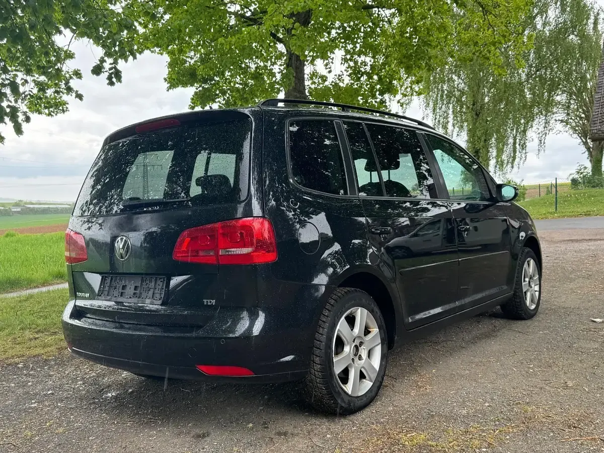 Gebraucht VW Touran Comfortline 105 PS (77 kW) 2011 Schwarz Van / Kleinbus