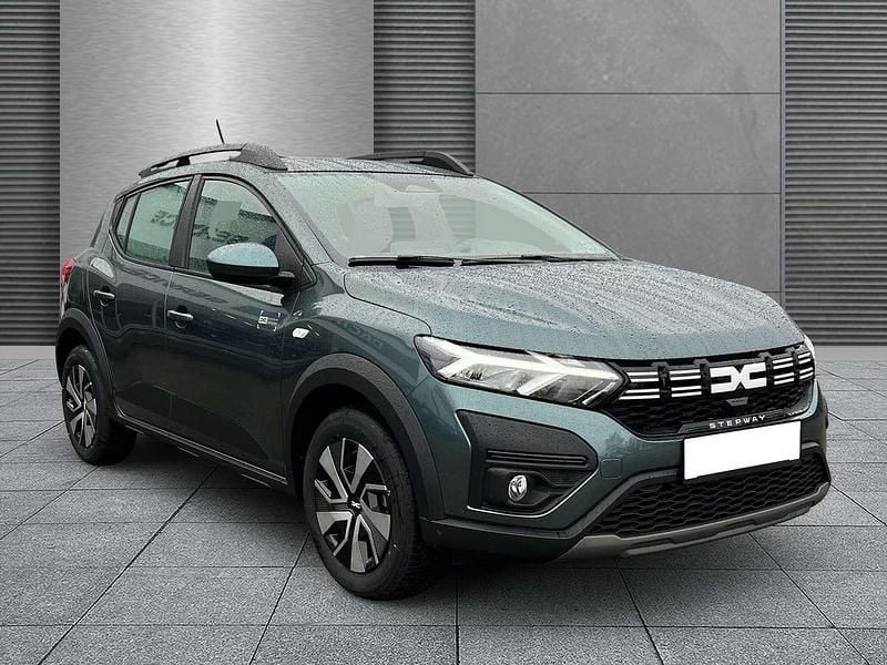 Neu Dacia Sandero Expression 91 PS (66 kW) 2025 Zedergrün Kleinwagen