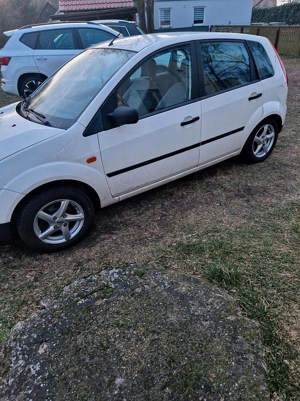 Weiß Gebraucht 2002 Ford Fiesta Kleinwagen | 400 € - Bild 1/4