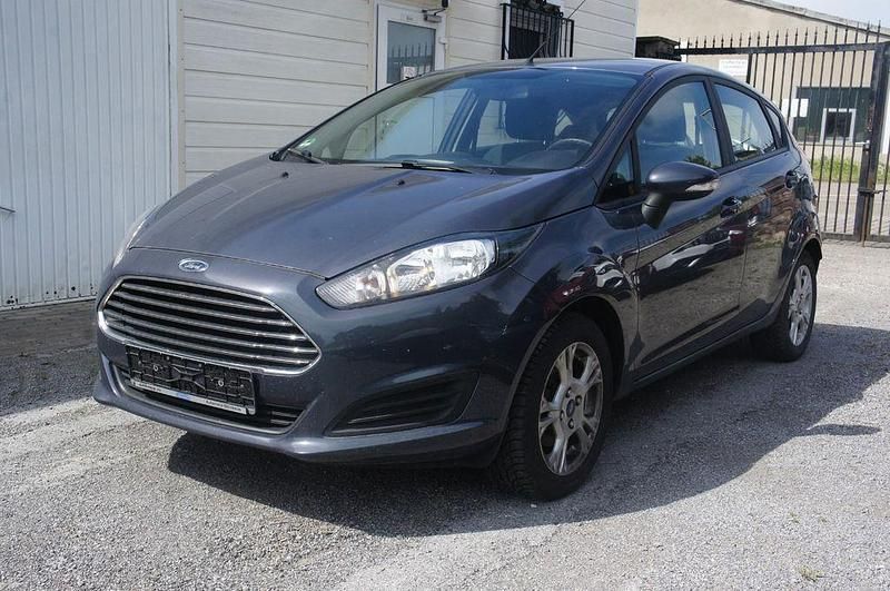 Gebraucht Ford Fiesta Trend 80 PS (58 kW) 2015 Grau Limousine