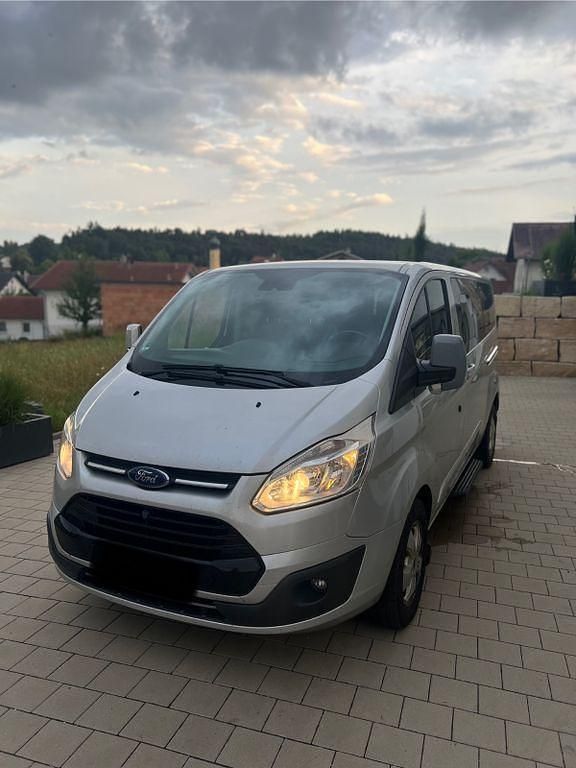 Gebraucht Ford Tourneo 170 PS (125 kW) 2017 Silber Van / Kleinbus