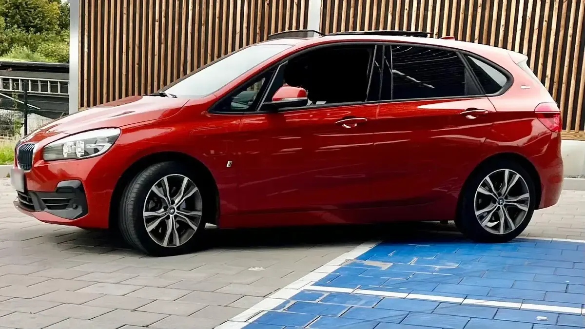 Gebraucht BMW 225 136 PS (100 kW) 2019 Orange Van / Kleinbus