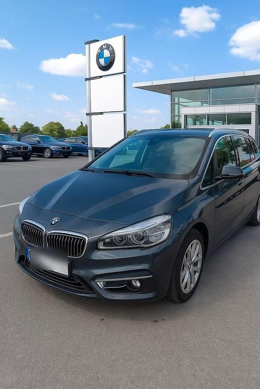 Grau Gebraucht 2016 BMW 218 Active Tourer Luxury Line Van / Kleinbus | 13.999 € (Fairer Preis) - Bild 1/4
