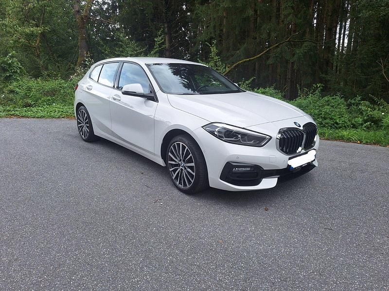 Weiß Gebraucht 2021 BMW 118 Sport Line Kleinwagen | 24.990 € (Etwas zu teuer) - Bild 1/4