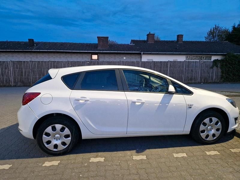 Gebraucht Opel Astra Edition 110 PS (80 kW) 2012 Weiß Kleinwagen