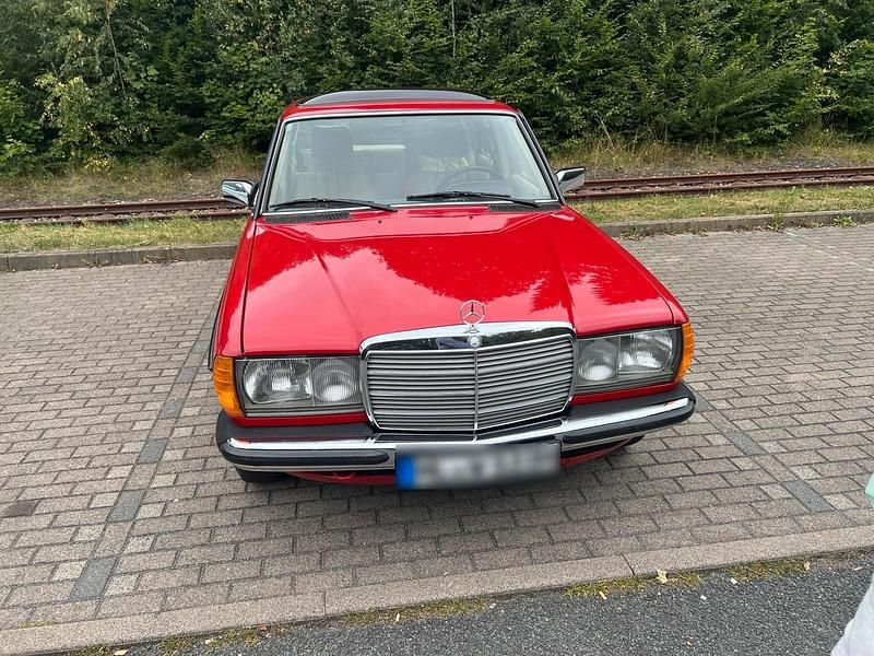 Gebraucht Mercedes E230 140 PS (102 kW) 1983 Rot Limousine