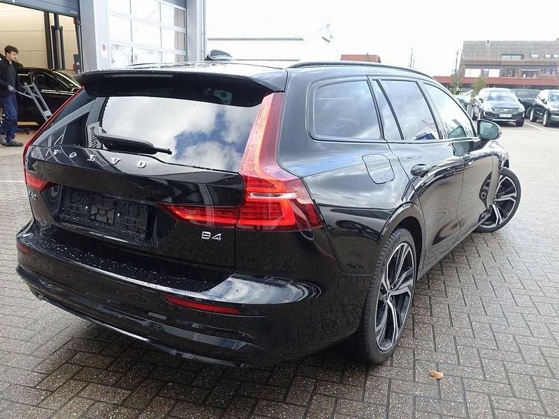 Gebraucht Volvo V60 Plus 197 PS (144 kW) 2025 Schwarz Kombi