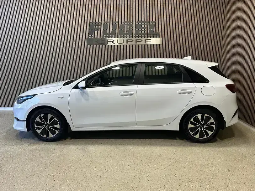 Neu Kia Ceed Play 2025 Weiss Kleinwagen