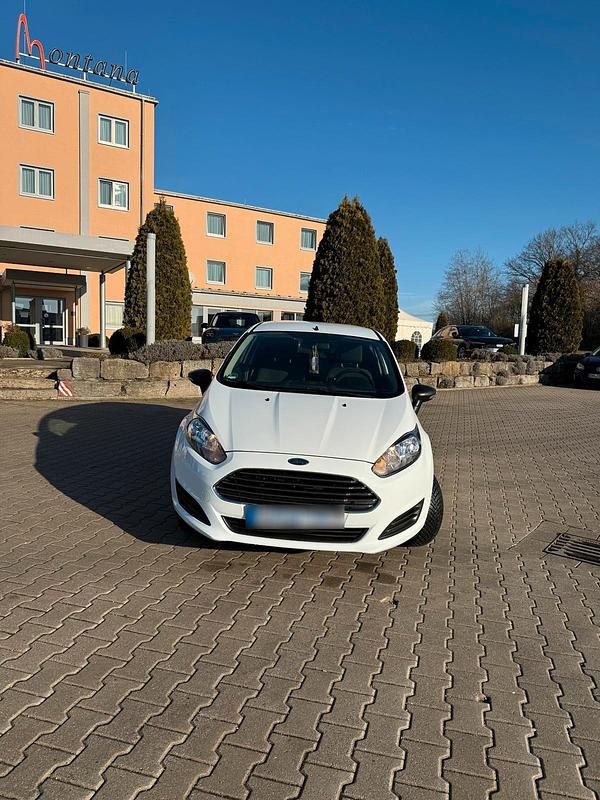 Gebraucht Ford Fiesta 60 PS (44 kW) 2013 Weiß Kleinwagen