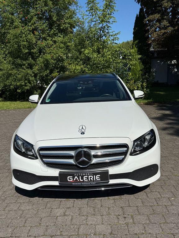 Weiß Gebraucht 2018 Mercedes E450 Avantgarde Limousine | 36.900 € (Fairer Preis) - Bild 1/4