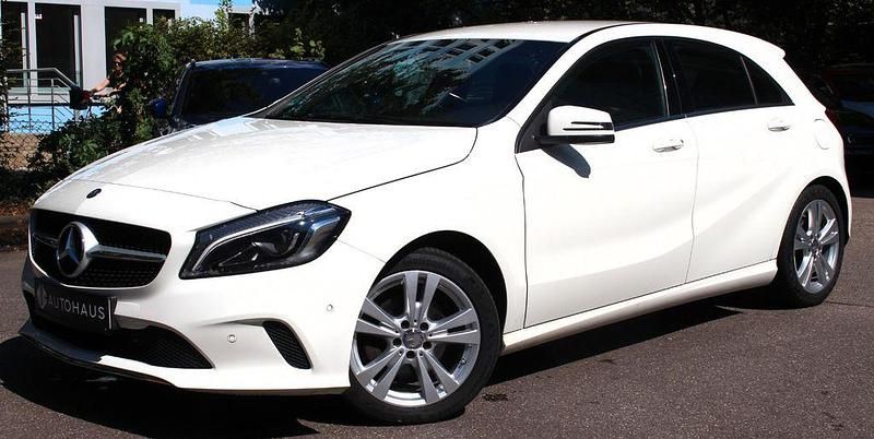 Gebraucht Mercedes A180 122 PS (89 kW) 2016 Calcitweiss  unilack Limousine