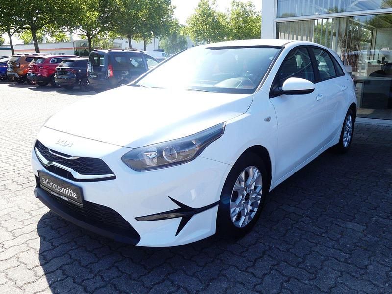 Weiß Gebraucht 2022 Kia Ceed Edition 7 Limousine | 15.900 € (Fairer Preis) - Bild 1/4