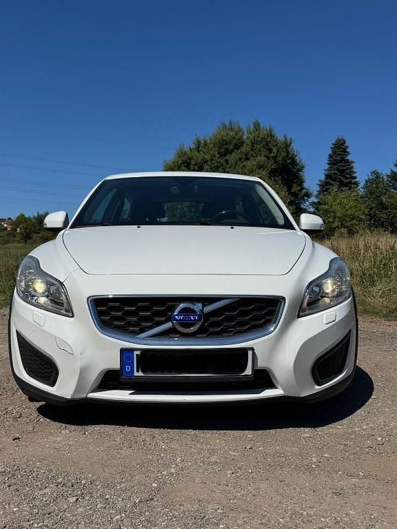 Weiß Gebraucht 2011 Volvo C30 Kinetic Kleinwagen | 5.989 € (Teuer) - Bild 1/4