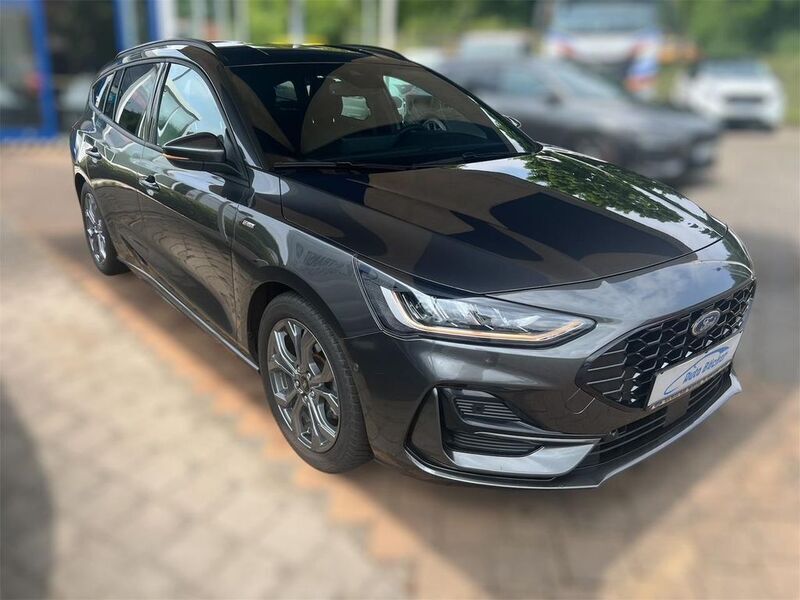 Grau Gebraucht 2024 Ford Focus ST-Line X Limousine | 25.490 € (Fairer Preis) - Bild 1/4