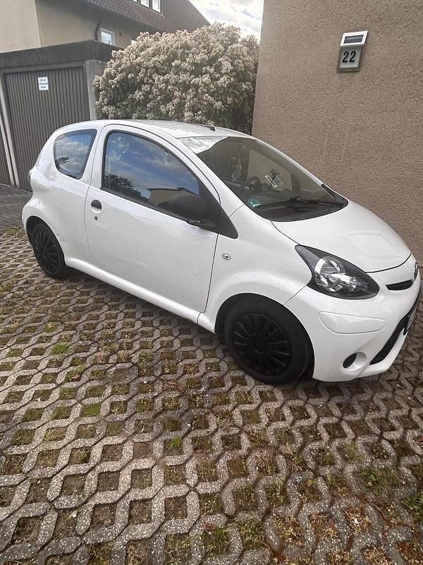Weiß Gebraucht 2014 Toyota Aygo Kleinwagen | 3.250 € (Superpreis) - Bild 1/4