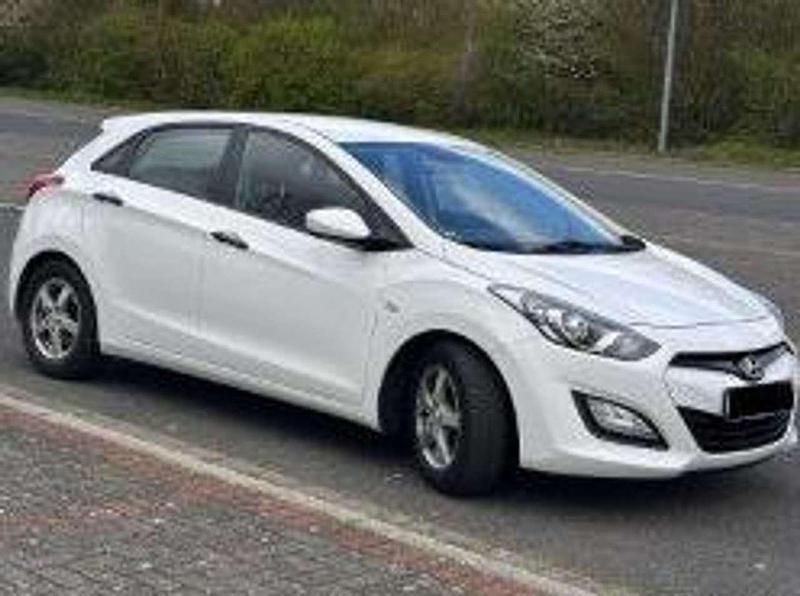 Gebraucht Hyundai i30 Classic 99 PS (72 kW) 2013 Creamy white Kleinwagen