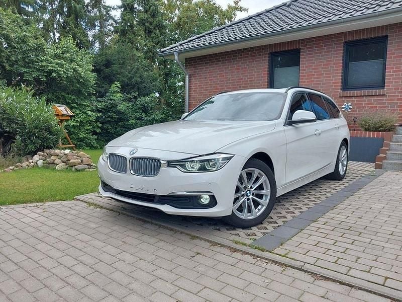 Weiß Gebraucht 2019 BMW 320 Luxury Line Kombi | 17.999 € (Guter Preis) - Bild 1/4