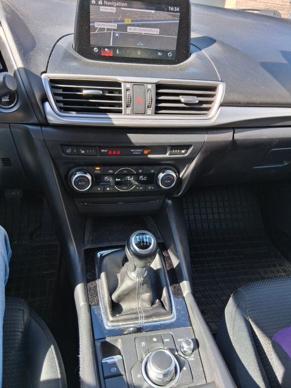 Grau Gebraucht 2017 Mazda 3 Limousine | 13.150 € (Fairer Preis) - Bild 1/4